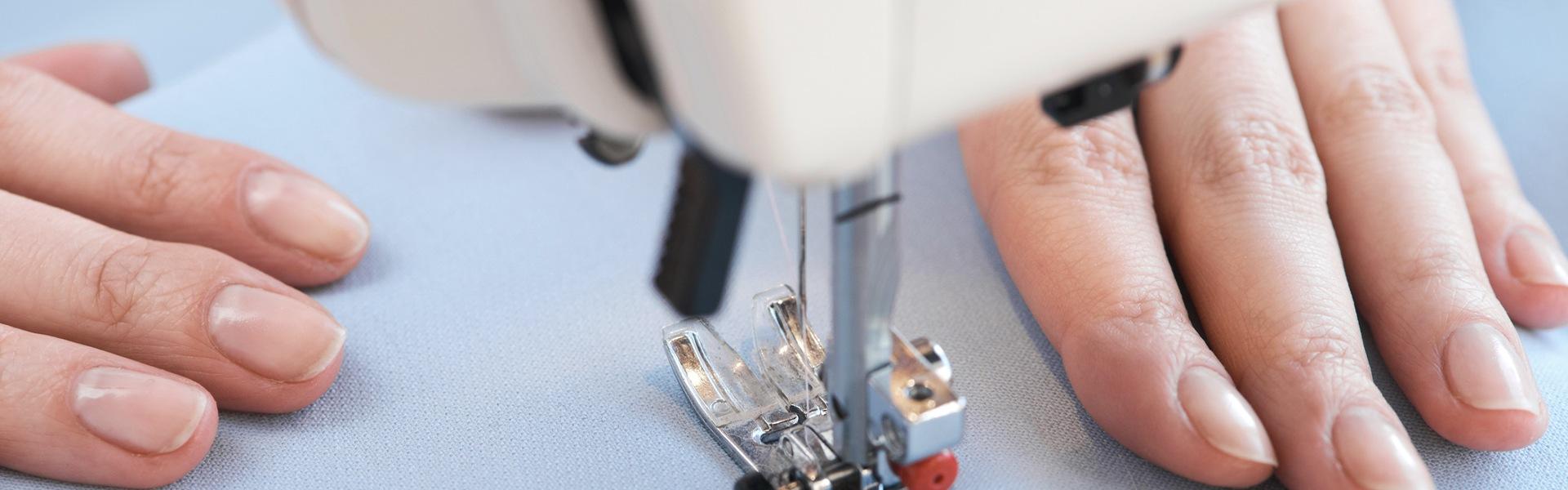 Szycie niebieskiego materiału